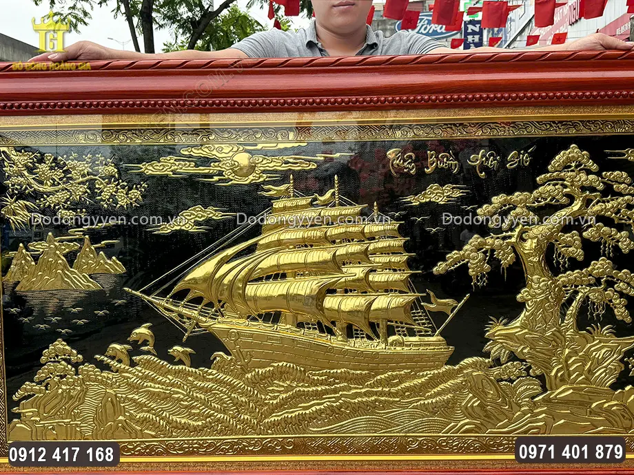 H&igrave;nh ảnh thuyền buồm được chạm th&uacute;c nổi bật ở trung t&acirc;m bức tranh